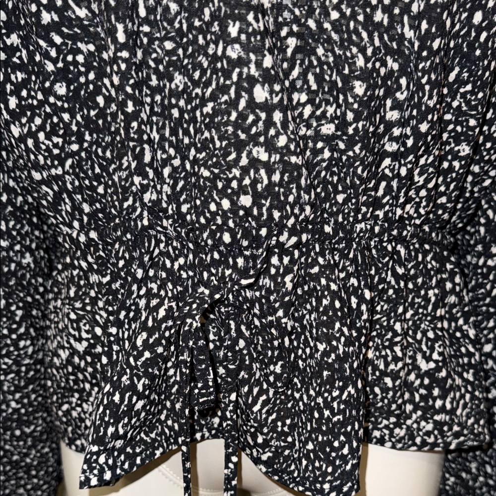 NWT Universal Thread Patterned Blouse - Picture 5 of 11
